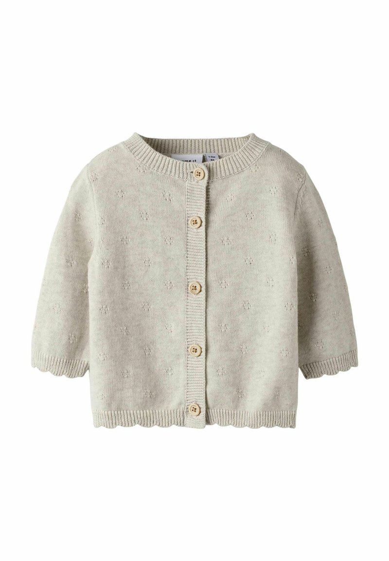 Cardigan a maglia di un grigio chiaro con maniche corte, bottoni in legno, orlo ondulato e un sottile motivo testurizzato su tutto il capo.