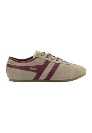 Sneaker beige in suede con strisce e lacci marroni, suola in gomma e logo "Gola" sul lato, vista dalla parte esterna.