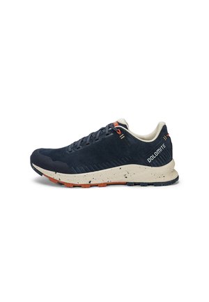 Sneaker bassa blu scuro con suola beige, dettagli arancioni e marchio "DOLOMITE" sulla parte laterale del tallone, vista dalla parte esterna.