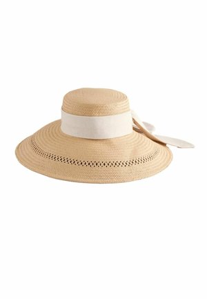 Beiger Strohhut mit breitkrempigem Rand, einem hellen Stoffband, das hinten zu einer Schleife gebunden ist, und dekorativen Perforationen nahe dem Rand.