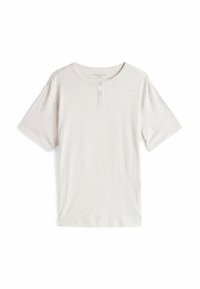 Lys grå bomulds T-shirt med korte ærmer, rund halsudskæring og tre-knaps knapstolpe; blød tekstur med et let meleret mønster.