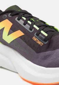New Balance FUELCELL REBEL V4 - Apavi skriešanai pa asfaltu - black