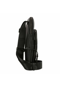 Bolso cruzado de cuero negro con un diseño elegante y delgado, cierre con cremallera, correa ajustable y detalles texturizados en un lado.