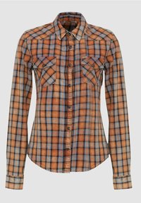 Camicia a maniche lunghe a quadri nei toni dell'arancione, blu e marrone; presenta due tasche sul petto e una chiusura frontale con bottoni e colletto a punta.