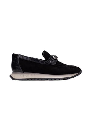 Scarpa slip-on nera in suede con una fascia e un accent in pelle con motivo coccodrillo texturizzato. Presenta una suola in gomma e il marchio "Hispanitas" in rilievo.
