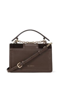 Bruine leren handtas met een gladde afwerking, versierd met een kettinghandvat en een afneembare schouderriem. Beschikt over een suede bovenkant en gouden hardware-details.