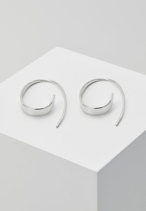 Sølv hoop øreringe med et buet design, der har en glat, poleret overflade og en lang, slank accent, der strækker sig fra hver hoop.