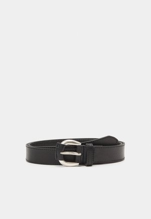 Ceinture en cuir noir avec boucle à ardillon arrondie argentée, roulée à plat sur un fond gris clair.