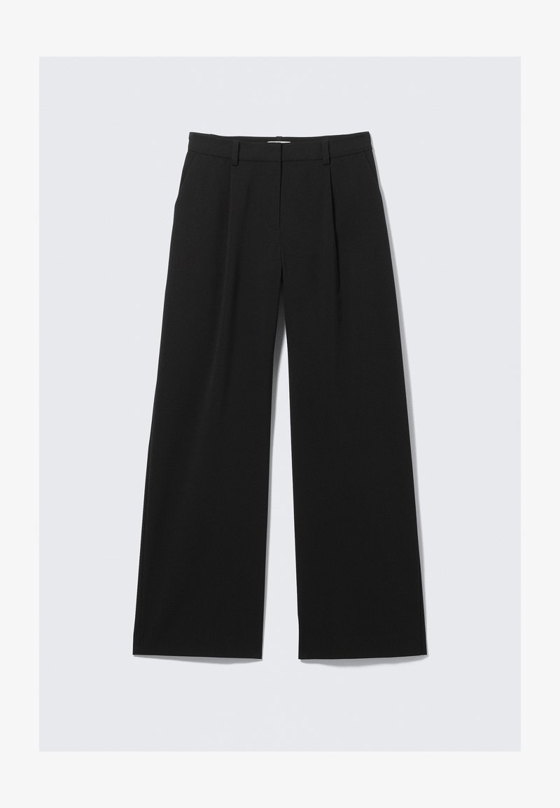 Pantalon noir à jambes larges avec une texture lisse, présentant un devant plissé, des passants pour ceinture et une coupe droite.