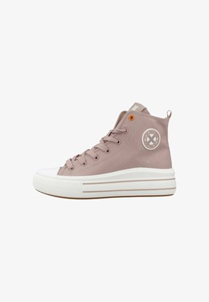 Zapatillas altas de lona suave en rosa claro con punta y suela de goma blanca. Presenta un parche con logo y detalles de ojales naranjas. Rayas horizontales en la suela.