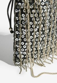 Fekete kézitáska ezüst flitterekkel, hosszú, lecsüngő, gyöngyláncokkal és textúrázott külsejével. Állítható zsinóros zár.