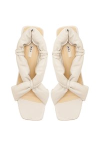 Lichtbeige leren sandalen met een geknoopt ontwerp, vierkante neus en een gevoerd voetbed. De bovenkant heeft een verzamelde textuur en een gladde afwerking.