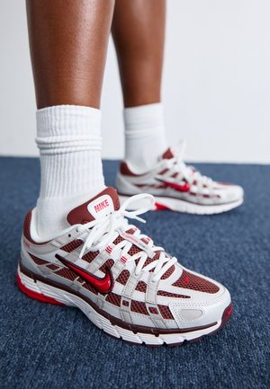 Sneakers - white