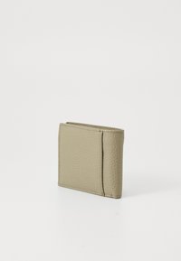 Portefeuille rectangulaire en cuir beige clair texturé avec un profil mince et des bords couture. Dispose d'une fente latérale pour cartes pour plus d'accessibilité.
