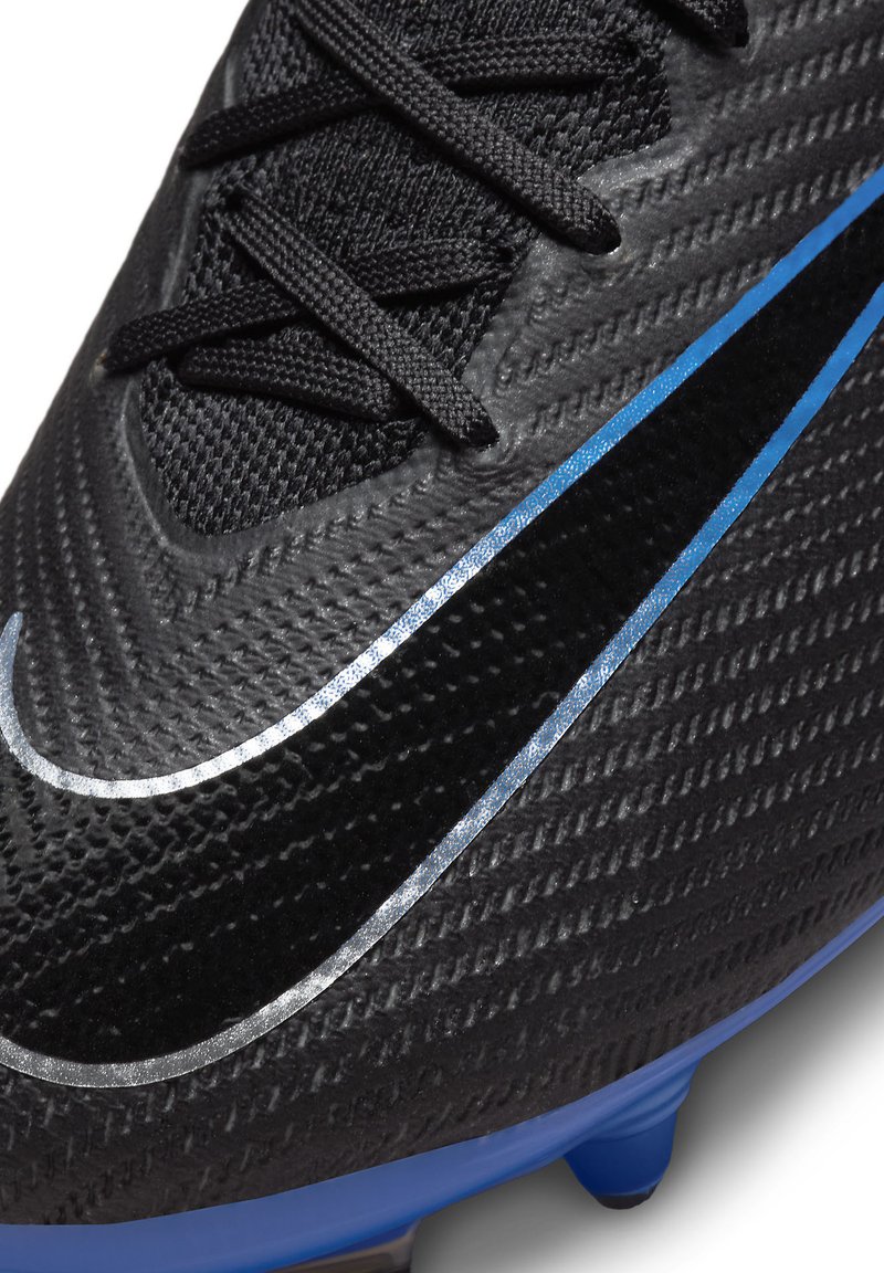 Scarpino da calcio nero con superiore testurizzato, accenti argento e blu, e un design aerodinamico con lacci e tacchetti in evidenza.