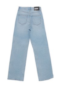 Jean droit bleu clair avec deux poches arrière et une étiquette noire sur la ceinture avec le nom de la marque DRDENIM.