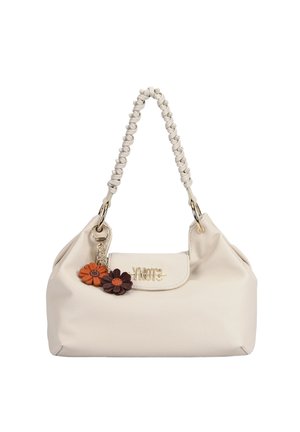 Borsa a mano in pelle color crema con manico intrecciato, dettagli in metallo dorato e due ciondoli a forma di fiore in arancione e marrone scuro.