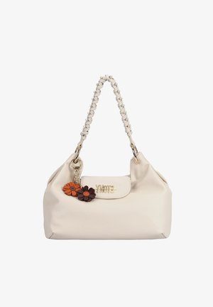 Borsa a mano in pelle color crema con manico intrecciato, dettagli in metallo dorato e due ciondoli a forma di fiore in arancione e marrone scuro.