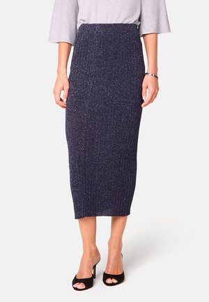 Gebreide midijurk in donkerblauw met een geribbelde textuur en subtiele glans. Heeft een nauwsluitende pasvorm en een zoom die onder de knie valt.