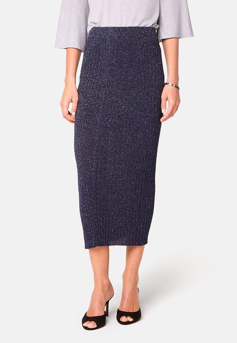 Gebreide midijurk in donkerblauw met een geribbelde textuur en subtiele glans. Heeft een nauwsluitende pasvorm en een zoom die onder de knie valt.