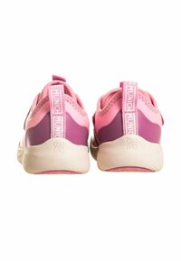 Scarpe sportive rosa con una superficie liscia, un copri tallone di un rosa più chiaro e un retro di un rosa più scuro in contrasto. Presentano una linguetta con logo.