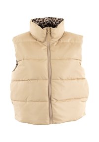 Chaleco acolchado beige con cuello alto, cierre frontal de cremallera y forro de estampado de leopardo. El diseño acolchado añade textura; bolsillos en los lados.