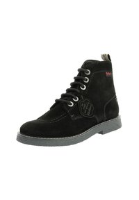 Botas de tobillo de ante negro con punta redondeada, cordones en el frente y suela de goma gris. Cuenta con una etiqueta decorativa y detalles de costura en los laterales.