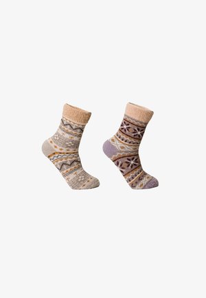 Gestrickte Socken mit einem Rippbündchen. Eine Socke zeigt warme Beige- und Graumuster; die andere hat Mauve- und Schneeflockendesigns.