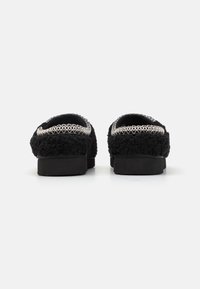 UGG TASMAN MAXI CURLY - Papuče - black