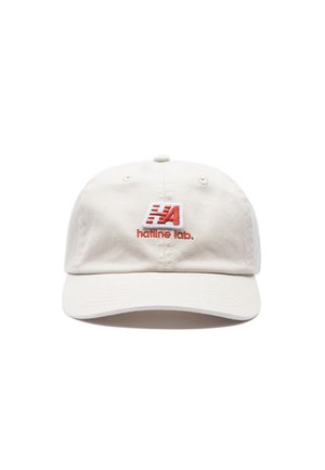 Gorra de béisbol beige con logotipo "HA" bordado en rojo y blanco y texto "hatline lab." en la parte delantera, mostrada sobre un fondo blanco.