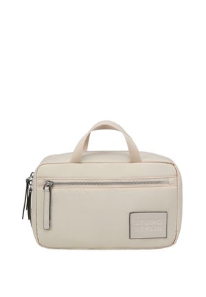 Beige Stofftasche mit rechteckiger Form, Henkel oben, einer Reißverschlusstasche vorne und geprägtem Etikett. Glatte Textur mit silbernen Hardware-Akzenten.