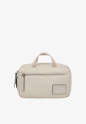 Beige stoftas med rektangulær form, top håndtag, frontlomme med lynlås og prægede mærkat. Glat tekstur med sølvfarvede hardware detaljer.