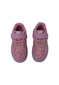 Sneakers rosa con tessuto glitterato sulla punta, dettagli in rete sui lati e colletto imbottito. Presentano suole in gomma grigia e una fascia in Velcro.