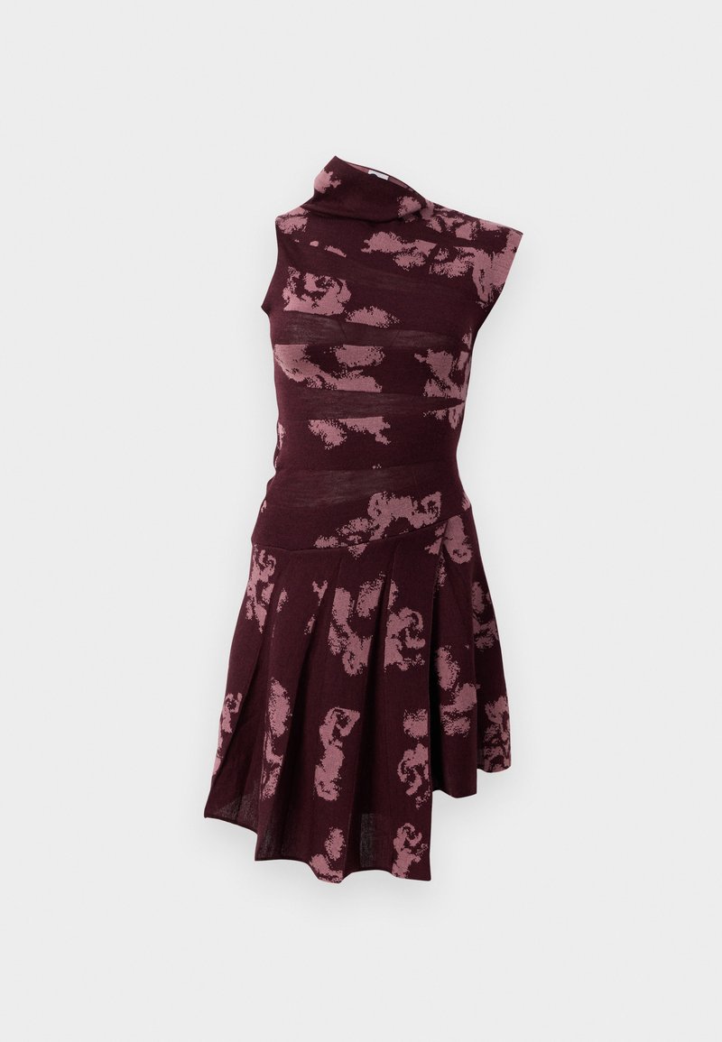 Burgunderfarbenes Kleid mit hohem Kragen, asymmetrischer Schulter und ausgestelltem Rock mit pinken Blumenmustern. Der Stoff hat eine glatte Textur.