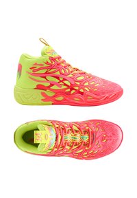 Zapatillas deportivas en verde neón y rosa brillantes con parte superior de malla, superposiciones texturizadas y patrones intricados en forma de llamas. Presentan un cuello acolchado y cordones.