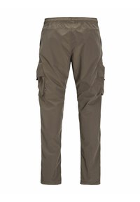 Pantalones cargo en nylon verde oliva, con cintura elástica, bolsillos laterales y un ajuste relajado con una textura suave.