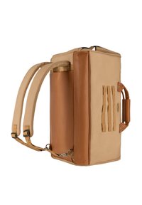 Tansfarbener und brauner Rucksack in quadratischer Form, aus synthetischem Material, mit gepolsterten Trägern, einem seitlichen Griff und externen Aufbewahrungsschlaufen. Details mit glatter Textur.