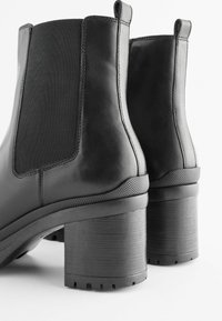 Next FOREVER COMFORT - Platvormtallaga poolsaapad - black
