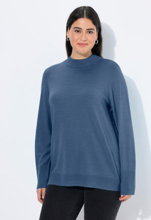 Blauer Langarmpullover mit hohem Kragen und strukturiertem Saum. Hergestellt aus einem weichen Material, bietet er eine lockere Passform und Rippdetails an den Bündchen.