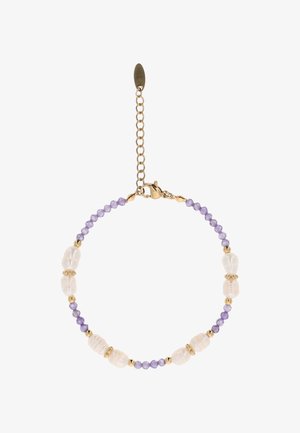 Armbånd med vekslende små lilla perler og større hvide uregelmæssigt formede perler, gyldne spacer-perler og en gylden kæde-lås.