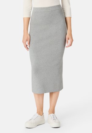 Grijze geribbelde midi-rok gemaakt van rekbare tricotstof, met een aansluitend ontwerp en een tailleband, gecombineerd met witte sneakers.