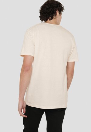 Beige T-Shirt mit kurzen Ärmeln aus weicher Baumwolle, mit klassischem Rundhalsausschnitt und lässiger Passform. Keine sichtbaren Grafiken oder Muster.