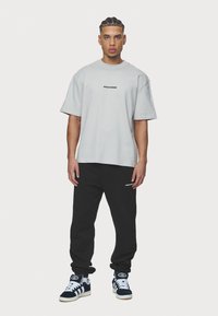 Pegador LOGO JOGGER - Træningsbukser - washed black/white gum