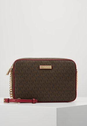 Brązowa torba na ramię z czerwonym obramowaniem, złotym łańcuszkiem oraz wzorem i plakietką z logo Michael Kors z przodu.