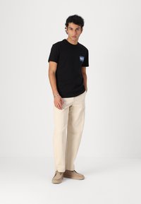 Tommy Jeans FLAG TEE - Marškinėliai su spaudiniu - black