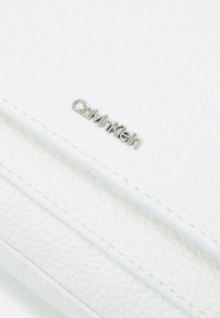 Calvin Klein MUST PLUS CROSSBODY - Skuldertasker - bright white