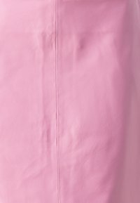 Rosa skinnskjørt med en glatt tekstur og synlige sømdetaljer. Har en rett design og en subtil glans.