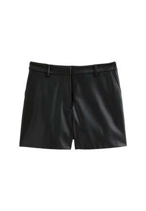 Pantalones cortos de cuero negro con una textura suave, ajuste entallado, pasadores para cinturón y dos bolsillos frontales, con un brillo sutil.