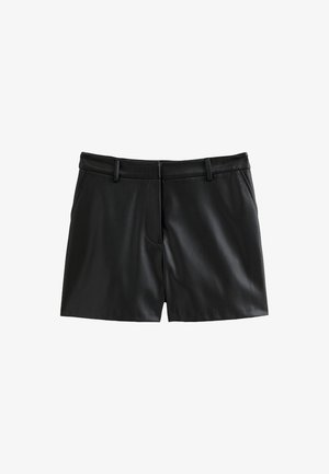 Shorts en cuir noir présentant une texture lisse, une coupe ajustée, des passants de ceinture et deux poches avant, avec un léger éclat.