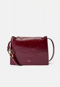 Vinröd skinnväska med axelrem, texturerad yta, detaljer i guldfärg och justerbar rem. Har dragkedja och logotypdetalj.